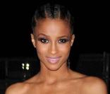 Ciara est de plus en plus sexy ! Une robe entièrement zippée dans les tons violets. La chanteuse de R&B a tout compris. 
