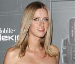 Nicky Hilton a décidé de prendre de la graine de sa Paris de soeur : désormais il faut se faire remarquer. Du zip d'accord mais sur sa robe et en biais ! Un look très original mais très réussi... 