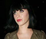Katy Perry adore faire des extravagances ! Côté look, on ne compte plus ses excentricités. Mais nous Katy on est fans et encore une fois son look est au top. Veste et robe zippées, du kaki et du gris que dire de plus que... c'est joli ! 