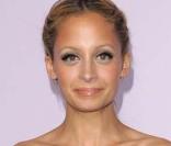Il n'y a plus besoin de le répéter Nicole Richie est une véritable fashionista. Ses chaussures à fermeture éclair sont pile au goût du jour. Encore une fois, elle assure, mais ça ne nous étonne même plus. Chapeau Nicole ! 