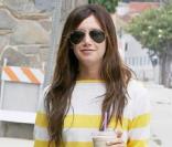 Ashley Tisdale une vrai petite poupée sexy dans son short brut et son petit pull ! 