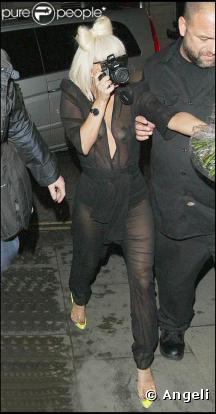 Lady Gaga, sexy et provocante dans sa combi ultra transparente ! Bon, d'accord, ça ne va pas à tout le monde non plus !