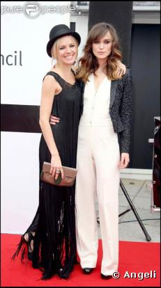 Très chic, Keira Knightley porte une combi blanc cassé qu'elle a brillamment associé à une micro veste des plus scintillantes ! Chapeau !