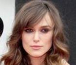 Très chic, Keira Knightley porte une combi blanc cassé qu'elle a brillamment associé à une micro veste des plus scintillantes ! Chapeau !  