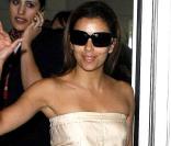 Bustier satiné crème cette fois pour Eva, qui porte la combi à merveille ! 