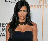 Kim Kardashian, sexy en diable porte une combi noire, bustier coeur ! Magnifique ! 