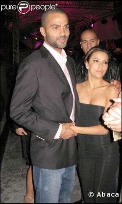 Eva, toute mimi dans les bras de son mari Tony Parker, porte une combi noire bustier, plissée façon élastique ! Un corps sexy, on vous le dit !