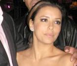 Eva, toute mimi dans les bras de son mari Tony Parker, porte une combi noire bustier, plissée façon élastique ! Un corps sexy, on vous le dit ! 