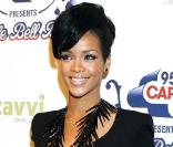 La jolie Rihanna dans une combi à manches longues... Super classe ! Une de nos favorites. 