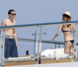 Miranda Kerr et Orlando Bloom se câlinent sur un yacht, dans la baie de Cannes, le 19 mai 2009 !
