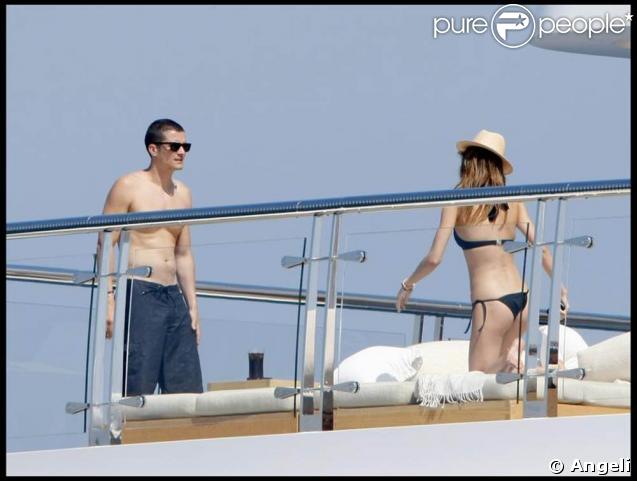 Miranda Kerr et Orlando Bloom se câlinent sur un yacht, dans la baie de Cannes, le 19 mai 2009 !