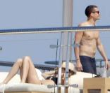 Miranda Kerr et Orlando Bloom se câlinent sur un yacht, dans la baie de Cannes, le 19 mai 2009 !