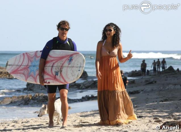 Matthew McConaughey et sa compagne Camilla Alves sur une plage de Malibu (23 mai) 
