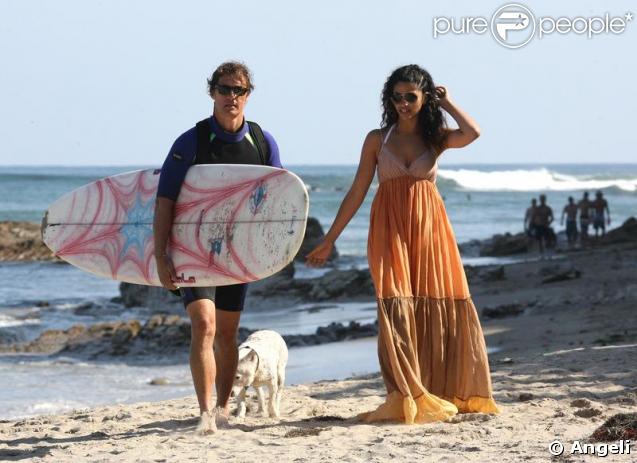 Matthew McConaughey et sa compagne Camilla Alves sur une plage de Malibu (23 mai) 