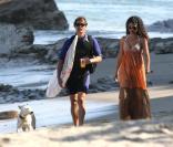 Matthew McConaughey et sa compagne Camilla Alves sur une plage de Malibu, le 23 mai 