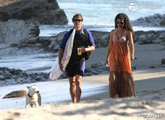Matthew McConaughey et sa compagne Camilla Alves sur une plage de Malibu, le 23 mai 