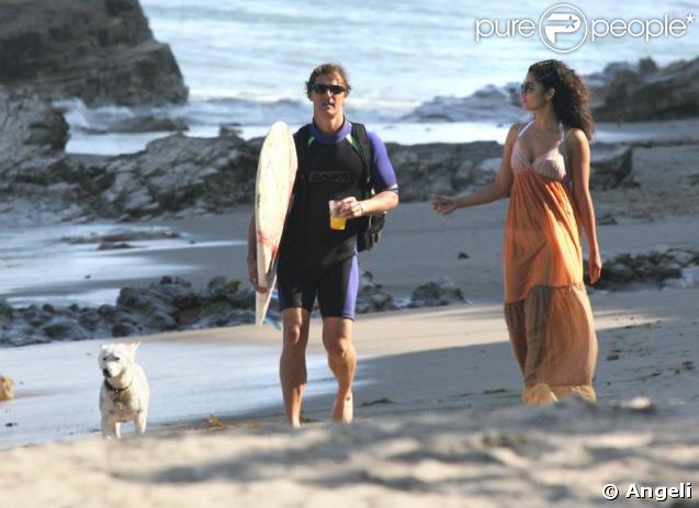 Matthew McConaughey et sa compagne Camilla Alves sur une plage de Malibu le 23 mai 