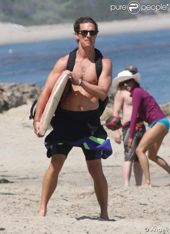 Matthew McConaughey sur une plage de Malibu le 23 mai 