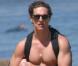 A moitié nu, Matthew McConaughey nous montre qu'il a une énorme... planche à voile ! Sa femme est contente...
