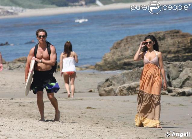 Matthew McConaughey et sa compagne Camilla Alves sur une plage de Malibu le 23 mai 