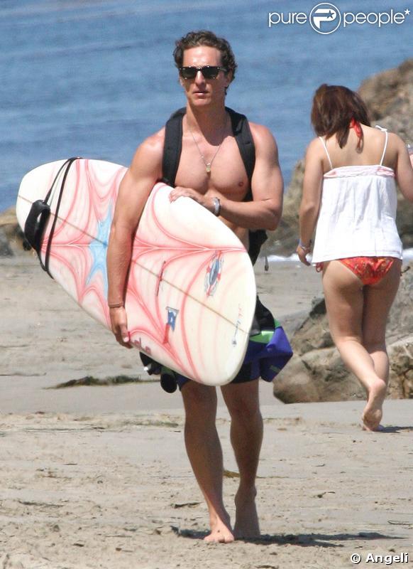 Matthew McConaughey sur la plage de Malibu le 23 mai 