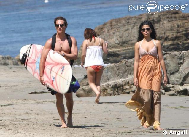 Matthew McConaughey et sa compagne Camilla Alves sur la plage de Malibu le 23 mai 