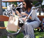 Minnie Driver et son fils Henry, âgé de 8 mois, dans un parc de Malibu, le 23 mai