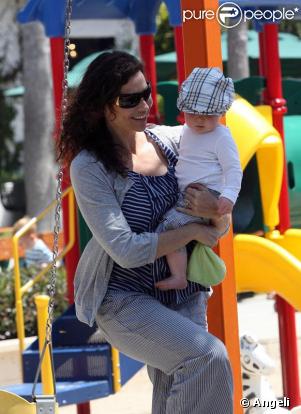 Minnie Driver et son fils Henry, âgé de 8 mois, dans un parc de Malibu, le 23 mai