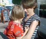 La petite Elise retrouve sa maman dans le nord de Marseille à l'Estaque, le 29 mai 2009