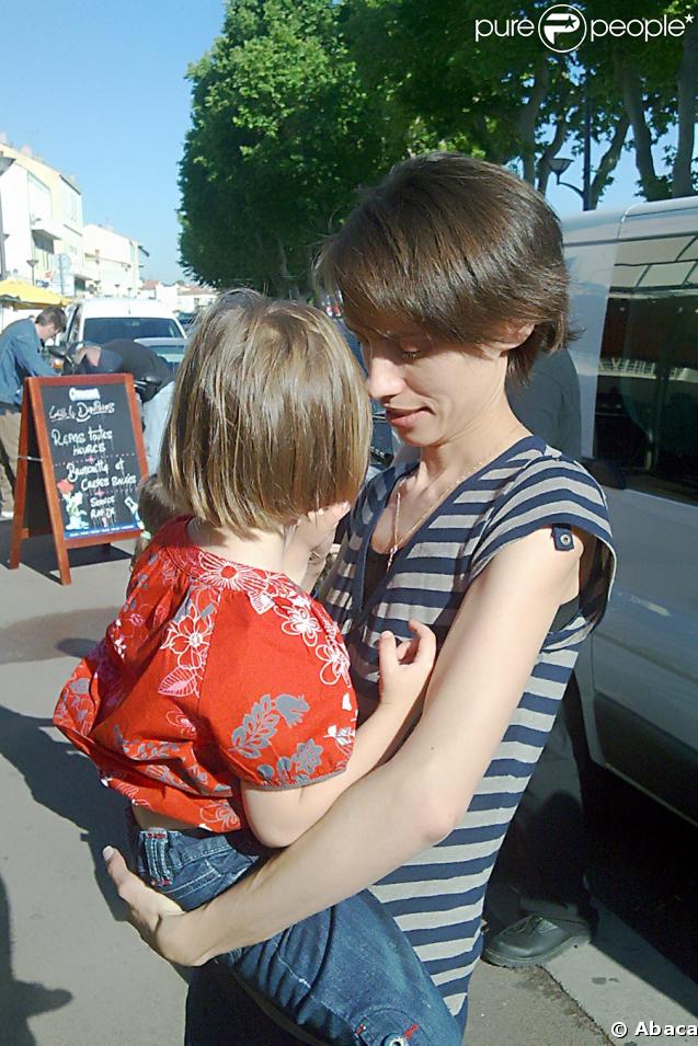 La petite Elise retrouve sa maman dans le nord de Marseille à l'Estaque, le 29 mai 2009