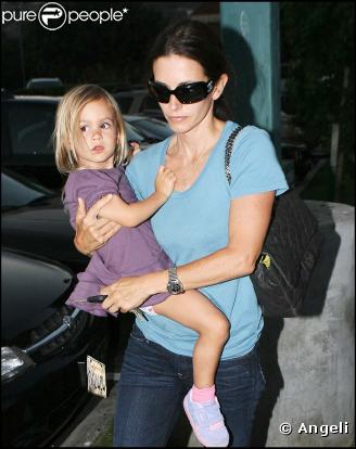 Coco, âgée de 5 ans, est la petite princesse blonde de sa maman Courteney Cox. Enfant unique, elle est une petite fille sage et très affectueuse mais qui sait se transformer en véritable chipie.