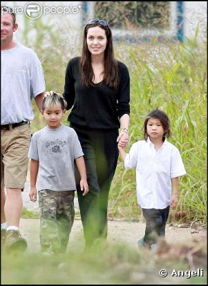 Maman de six enfants, Angelina Jolie est très proche de ses deux premiers garçons : Maddox et Pax, qu'elle a adoptés au Cambodge et au Vietnâm.