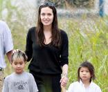 Maman de six enfants, Angelina Jolie est très proche de ses deux premiers garçons : Maddox et Pax, qu'elle a adoptés au Cambodge et au Vietnâm. 