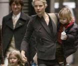 Actrice engagée, Gwyneth Paltrow veille comme une louve sur ses enfants, Apple (5 ans) et Moses (3 ans), qu'elle a eus avec Chris Martin, le chanteur du groupe Coldplay. 