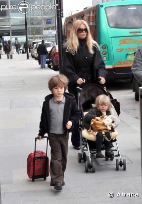 Claudia Schiffer est une maman au top ! Mannequin depuis 20 ans et égérie L'Oréal, elle est également la mère idéale pour Casper (6 ans et demi) et Clementine (4 ans).