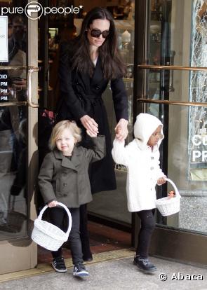 3 garçons, mais aussi 3 filles pour la supermaman Angelina. Et désormais avec les deux grandes, Shiloh (3 ans) et Zahara (4 ans et demi), l'actrice peut faire des vraies courses de fille. Vivement que la petite Vivienne grandisse !