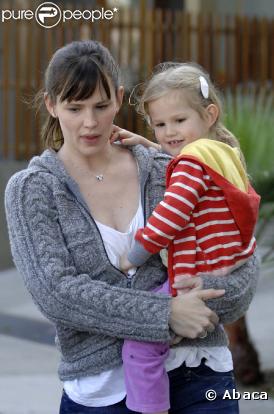 Ne vous fiez pas à ses airs angéliques, Violet Affleck est une vraie chipie ! L'adorable petite fille qui fêtera ses 4 ans à la fin de l'année, aura bientôt une sérieuse concurrente en la personne de sa petite soeur Seraphina, née le 6 jenvier 2009.<