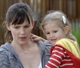 Ne vous fiez pas à ses airs angéliques, Violet Affleck est une vraie chipie ! L'adorable petite fille qui fêtera ses 4 ans à la fin de l'année, aura bientôt une sérieuse concurrente en la personne de sa petite soeur Seraphina, née le 6 jenvier 2009.<