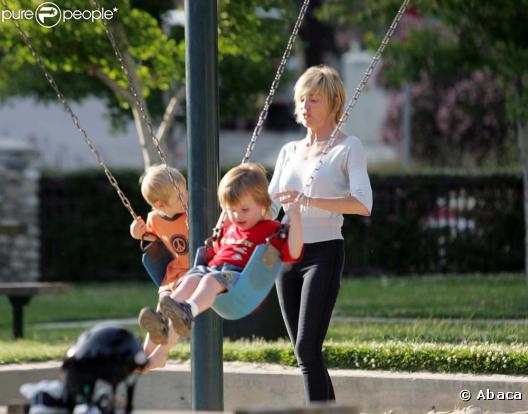Certes Sharon Stone a adopté ses trois garçons, Roan (9 ans), Loan (4 ans) et Quinn (3 ans) mais elle n'en demeure pas moins une maman attentive et très protectrice.