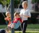 Certes Sharon Stone a adopté ses trois garçons, Roan (9 ans), Loan (4 ans) et Quinn (3 ans) mais elle n'en demeure pas moins une maman attentive et très protectrice.