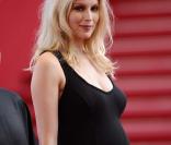 Laetitia Casta, une sublime future maman sur les marches de Cannes. L'actrice est déjà la mère de Sahteene (7 ans) et Orlando (2 ans et demi). 