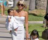 Laeticia Hallyday est aujourd'hui l'heureuse maman de deux petites princesses d'origine vietnamienne : Jade, née le 3 août 2004 et Joy, née le 27 juillet 2008. 
