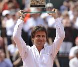Fabrice Santoro a célébré sa retraite sportive en plein coeur de Roland-Garros, tournoi dont il détient le record de participations (20).