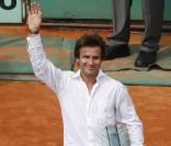 Fabrice Santoro a célébré sa retraite sportive en plein coeur de Roland-Garros, tournoi dont il détient le record de participations (20).