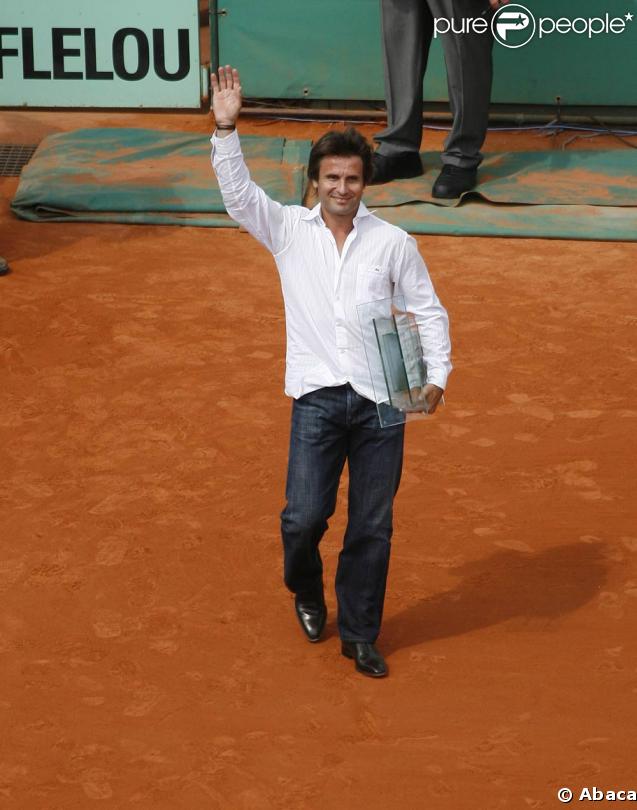 Fabrice Santoro a célébré sa retraite sportive en plein coeur de Roland-Garros, tournoi dont il détient le record de participations (20).