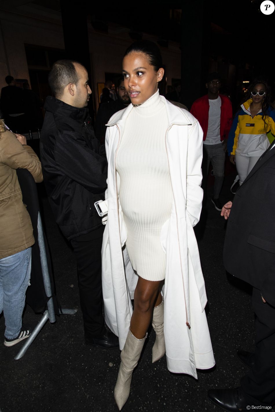 Tina Kunakey (enceinte) - ArrivÃ©e des people au dÃ©filÃ© Tommy Hilfiger TOMMYNOW lors de la Fashion Week de Paris, le 2 mars 2019.