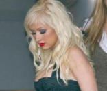 Christina Aguilera quitte son hôtel SLS à Beverly Hills, une bouteille de son parfum Xpose à la main, le 2 juin 2009