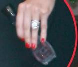 Christina Aguilera quitte son hôtel SLS à Beverly Hills, une bouteille de son parfum Xpose à la main, le 2 juin 2009