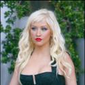 Christina Aguilera, décolletée, a trouvé un nouveau it-Bag... son parfum !