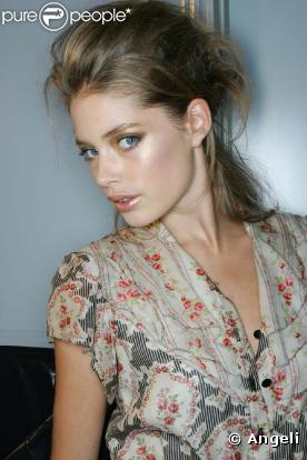 Doutzen Kroes lors du défilé prêt à porter printemps-été 2006, d'Alberta Ferretti